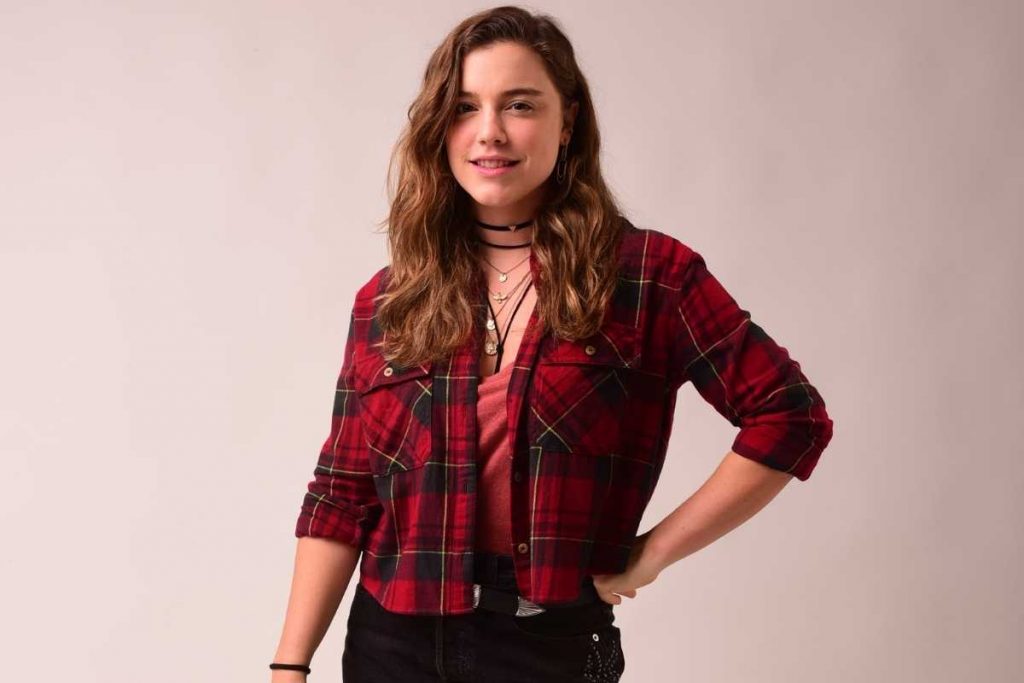 alice wegmann posando como raissa na série rensga hits do globoplay