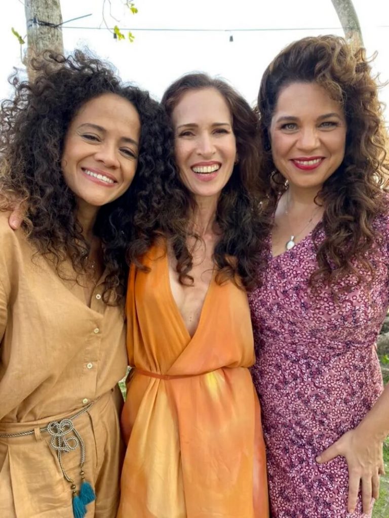 Aline Borges, Ingra Lyberato e Isabel Teoxeira abraçadas, caracterizadas em Pantanal