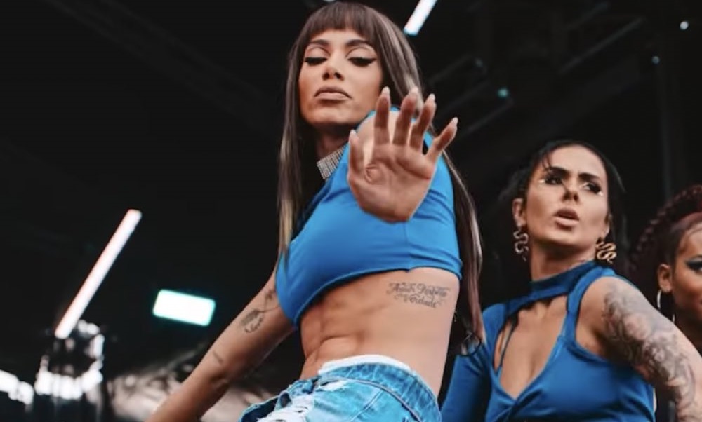 Gravadora curte post machista com imagem de Anitta e cantora rebate: “Estude antes de falar sobre mim”