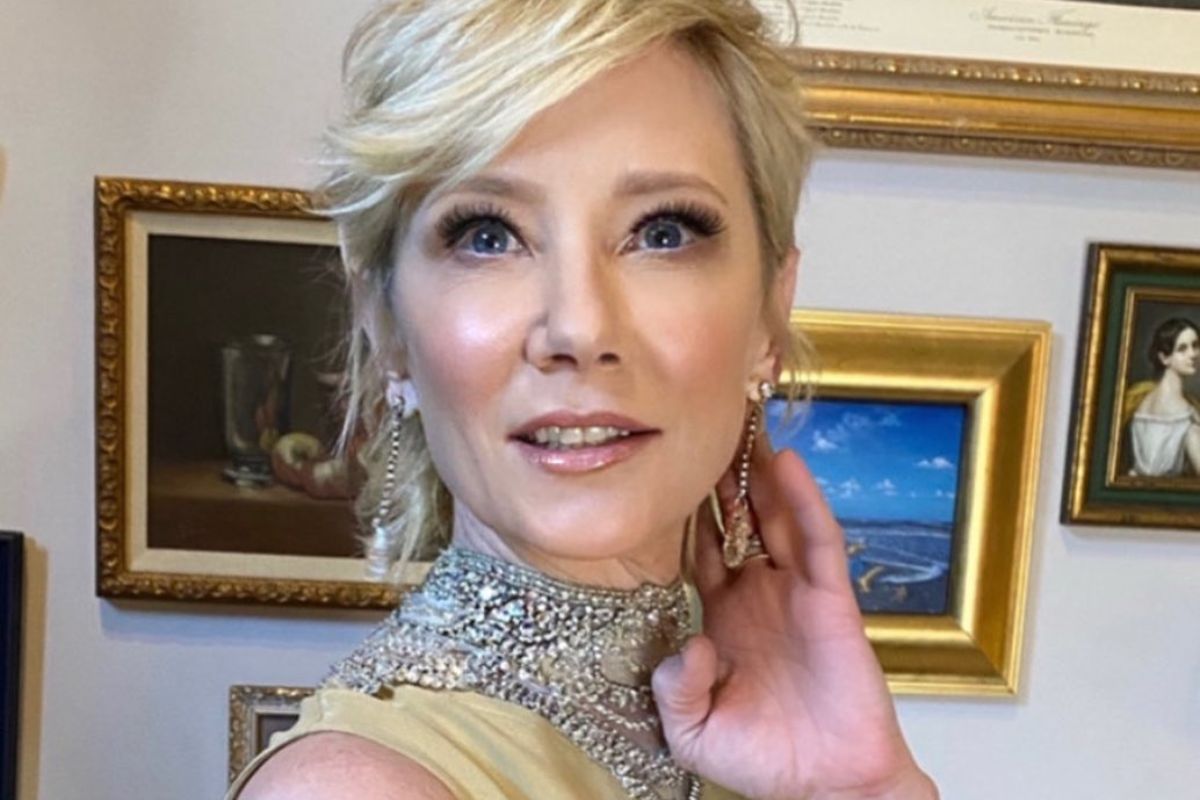 anne heche posando estilosa com joias e look dourado