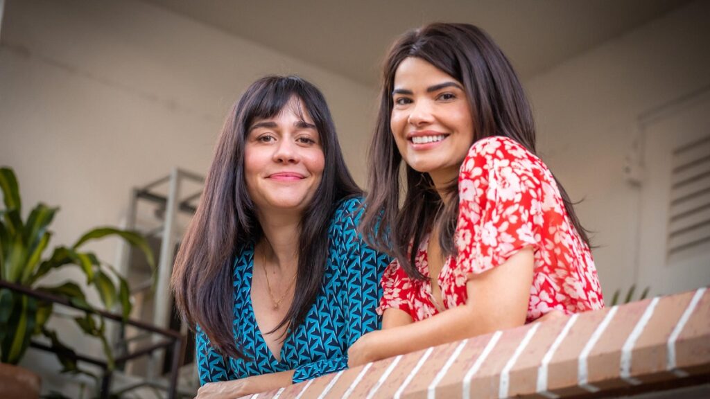 Em 'Travessia', as irmãs Guida (Alessandra Negrini) e Leonor (Vanessa Giácomo) na juventude - Foto: Globo