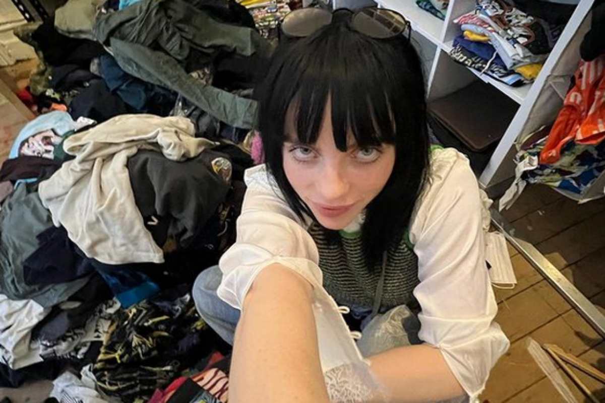 Billie Eilish faz selfie no closet