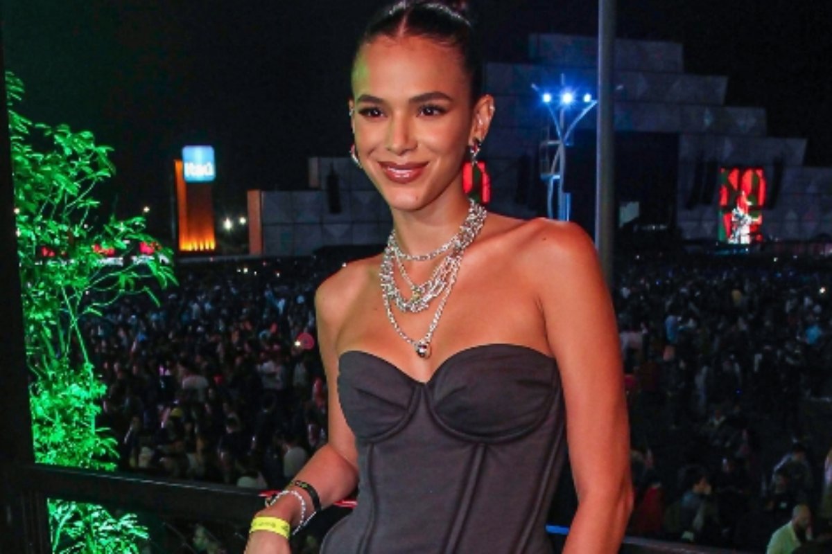 bruna marquezine posando estilosa em camarote do rock in rio 2022