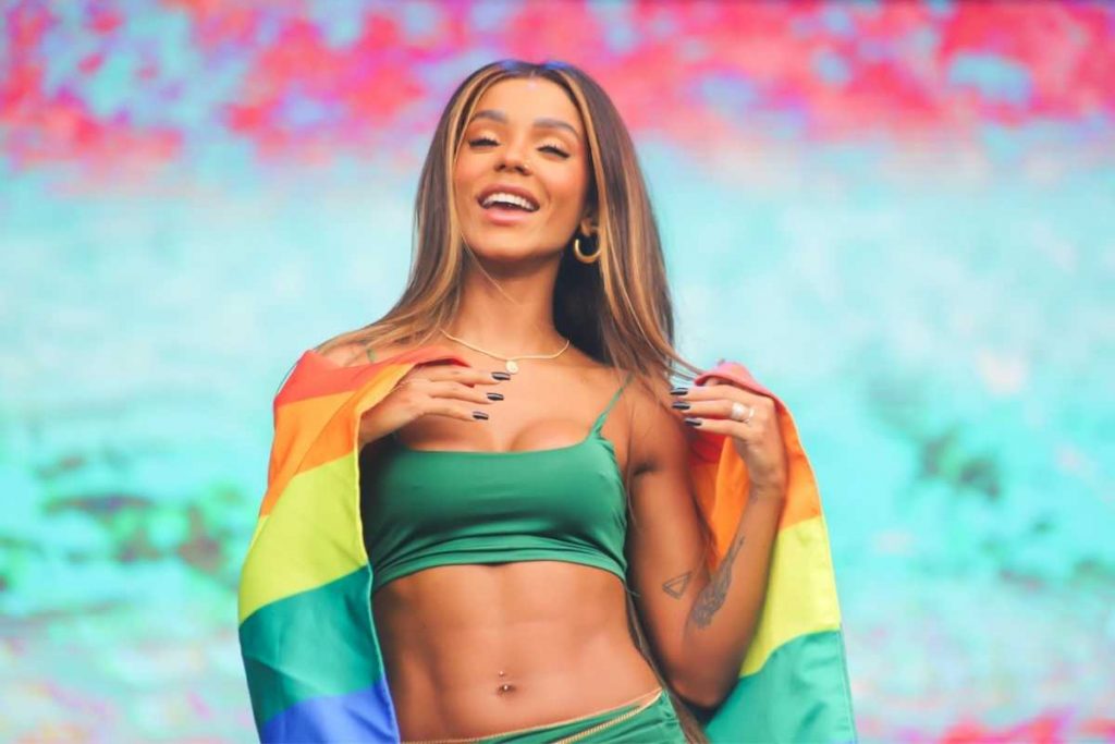 Brunna Gonçalves com bandeira LGBTQIAP+ no Salvador Fest 2022