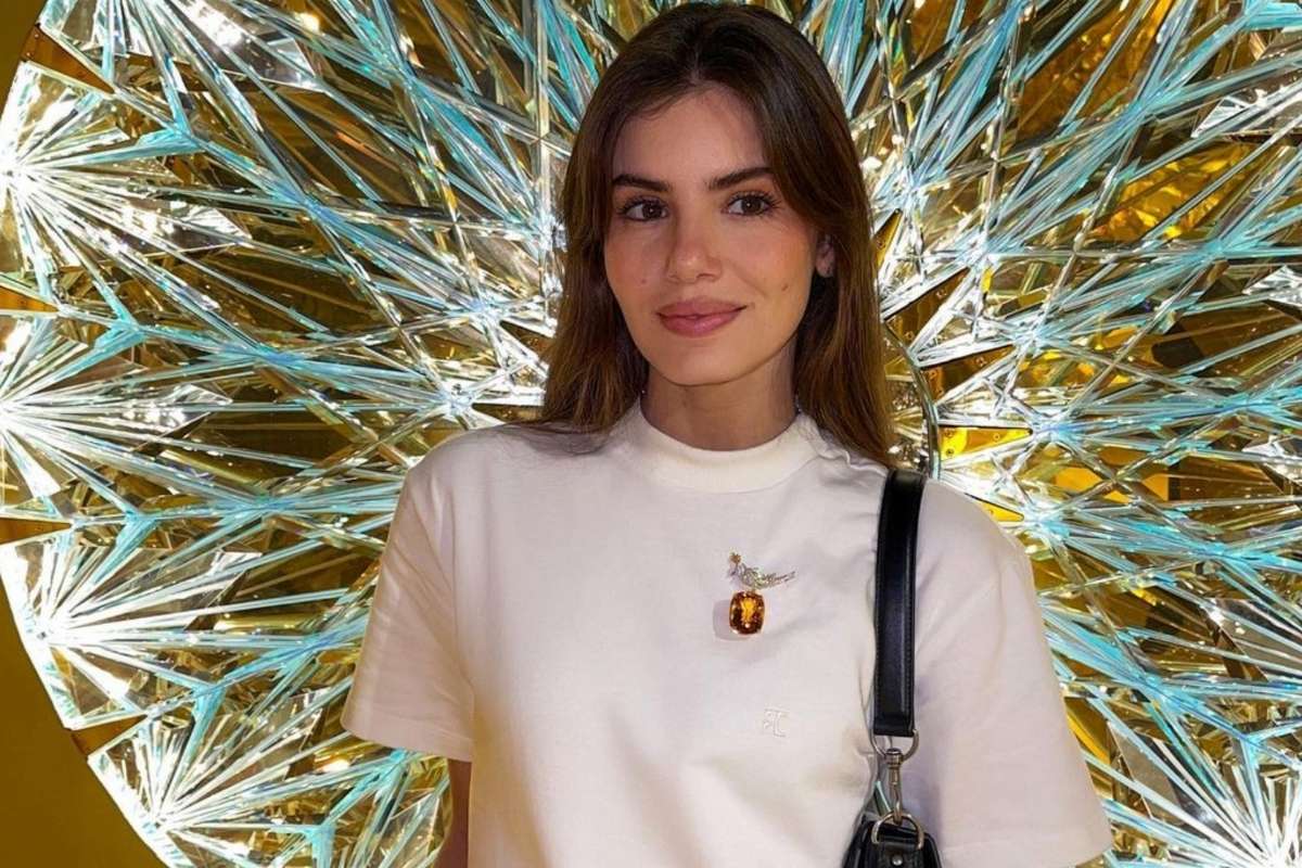 Camila Queiroz rebate fã com resposta cortada