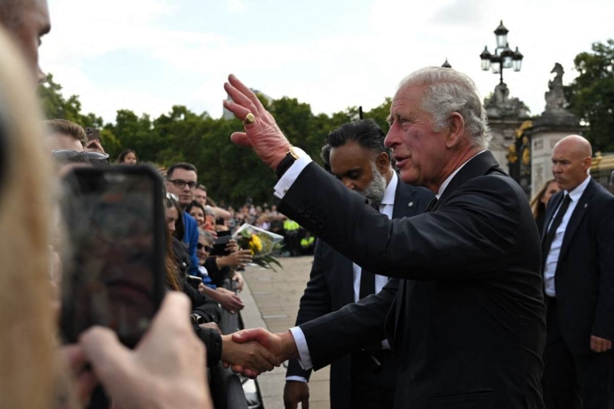 Charles chega em Buckingham