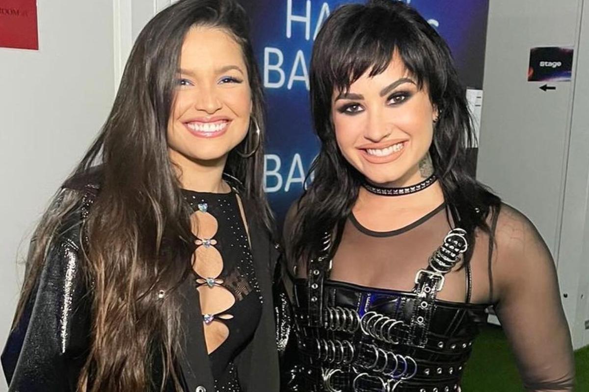 juliette freire e demi lovato posando no camarim do rock in rio 2022