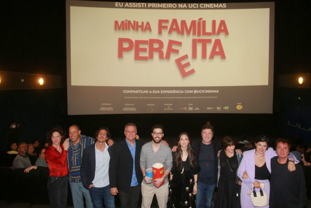 Elenco do filme Minha Família Perfeita, posado