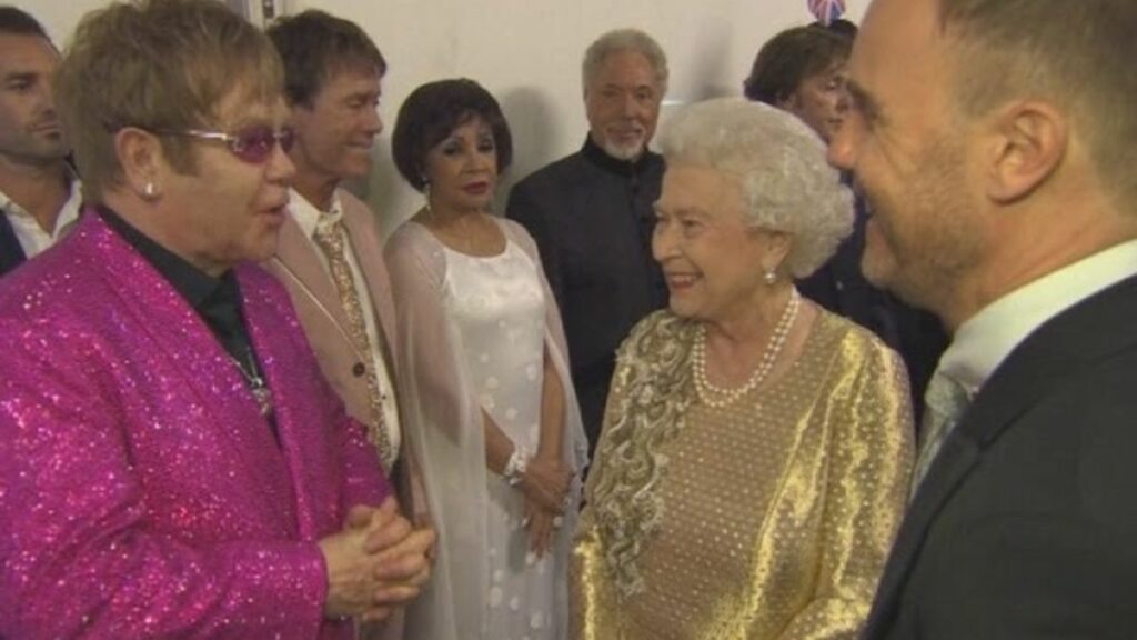 Elton John presta homenagem à rainha Elizabeth II em show