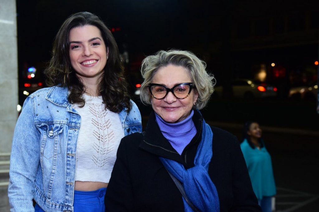 Fernanda Lorenzoni de casaco jeans, camisa bramca e saia azul, ao lado da namprada, Fafy Siqueira, de preto e echarpe azul