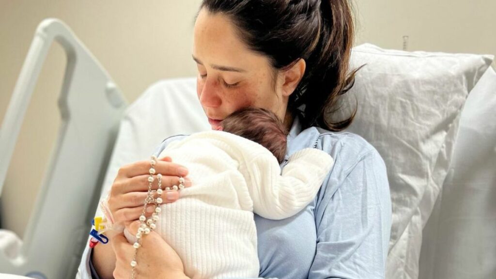 A atriz Fernanda Vasconcellos e seu primeiro filho Romeo – Foto: Reprodução/Instagram