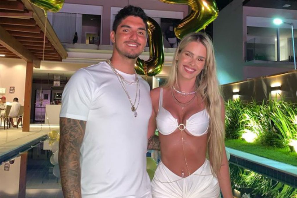 Gabriel Medina e Yasmin brunet perto da piscina de mansão