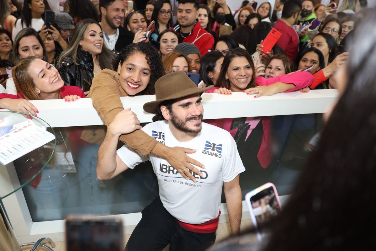 Gabriel Sater causa tumulto de fãs na Beauty Fair