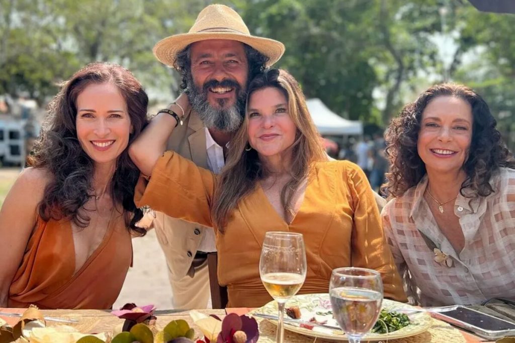 Ingra Lyberato, Marcos Palmeira, Cristiana Oliveira e Giovana Gold, em cena do desfecho de Pantanal, diante de uma mesa posta