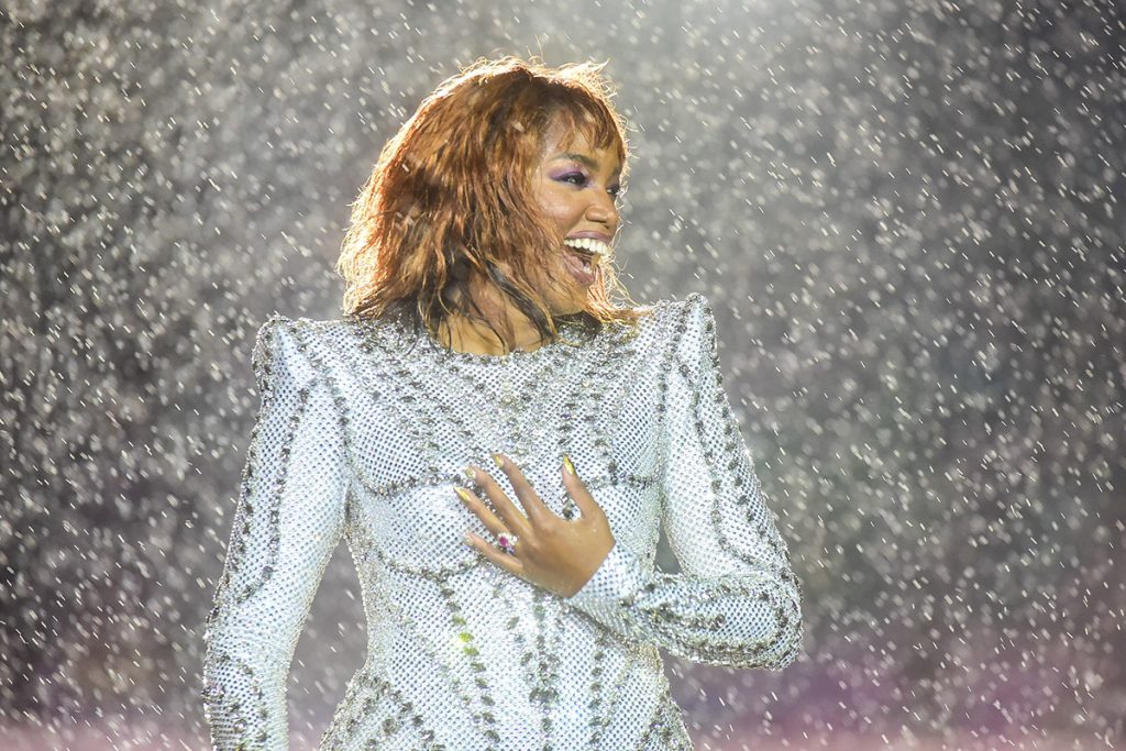 Mesmo com a forte chuva, a cantora fez um belo show