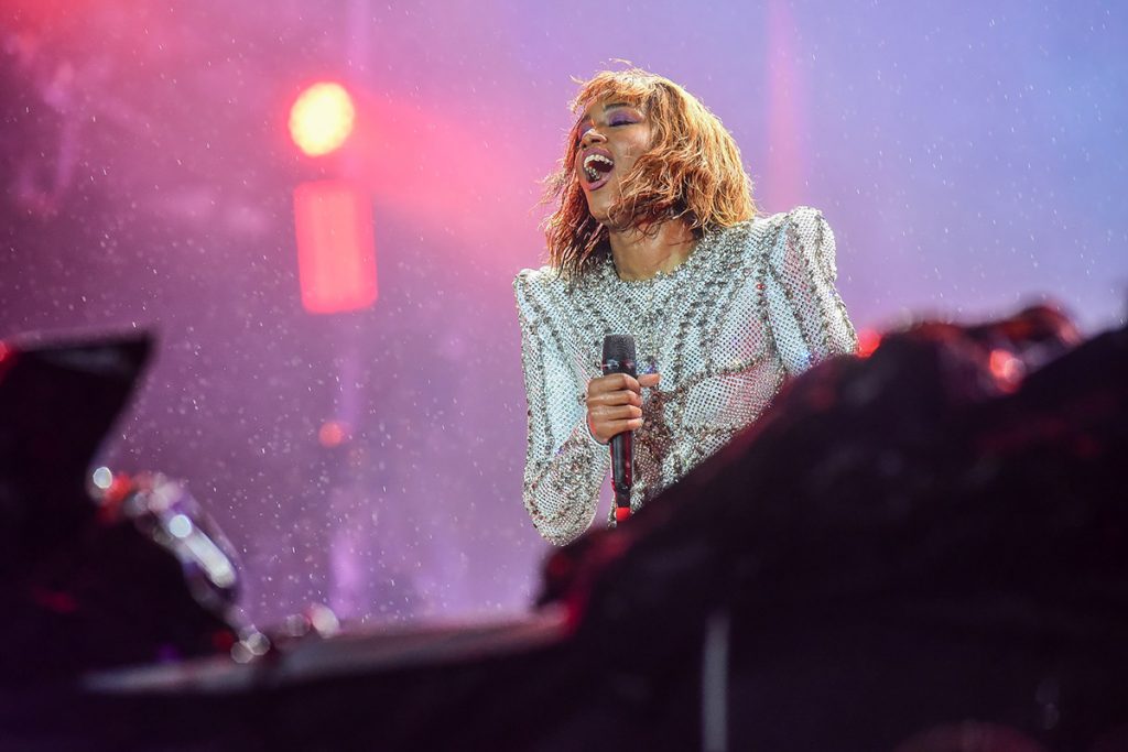 Iza foi a primeira brasileira negra a se apresentar no palco principal do festival