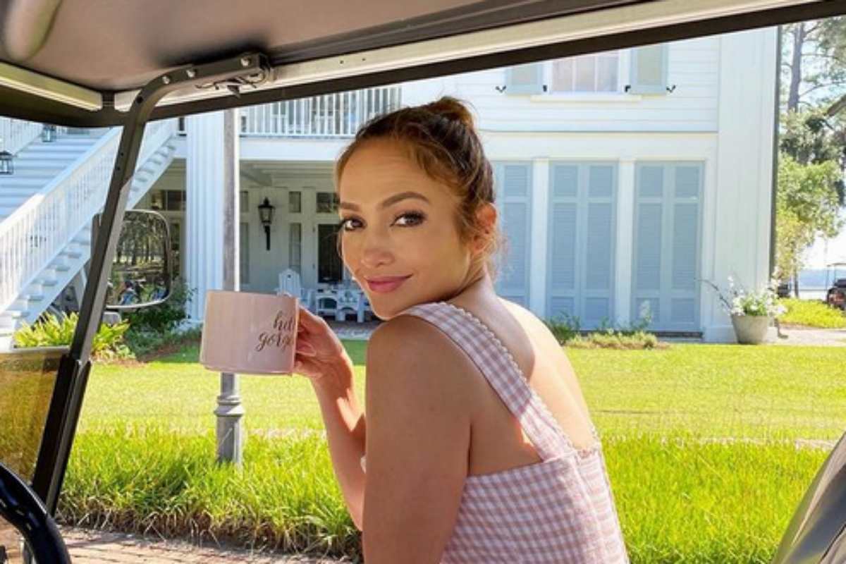 Jennifer Lopez do lado de fora de mansão na Georgia