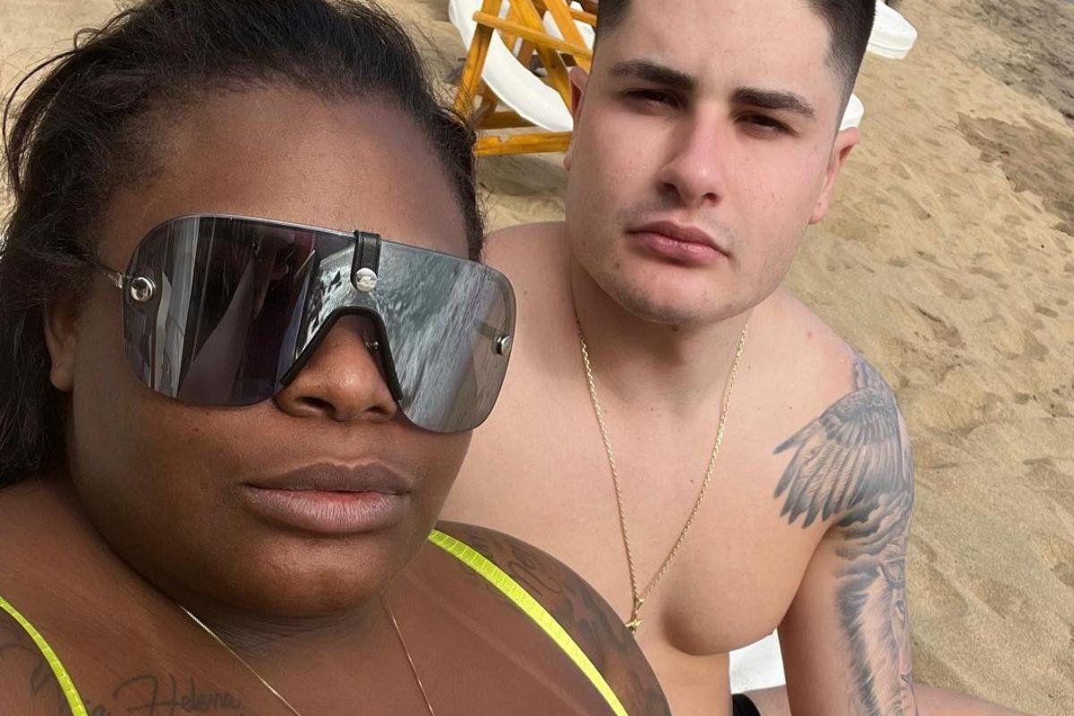 jojo todynho posando com o marido lucas souza na praia