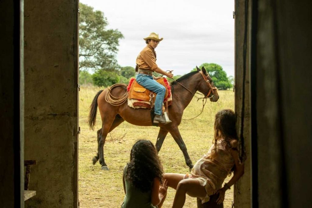 juma (alanis guillen), muda (bella campos) e jove (jesuita barbosa) no dia do nascimento da filha do casal em pantanal