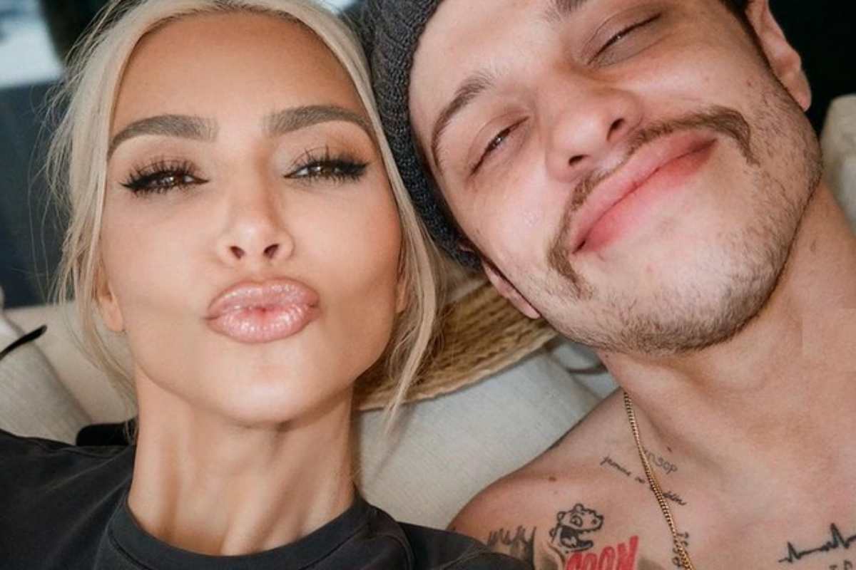 Kim Kardashian em selfie com Pete Davidson