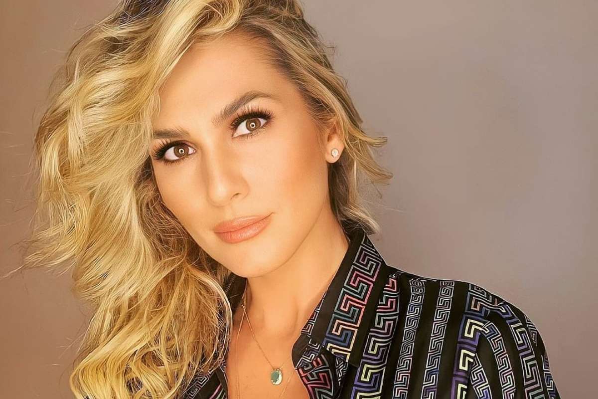 Lívia Andrade aparece com vestido provocante