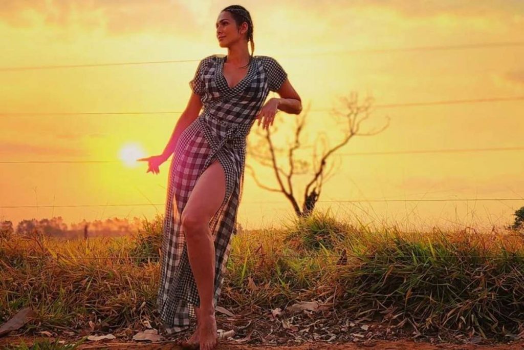 Lívia Andrade durante ensaio em fazenda.