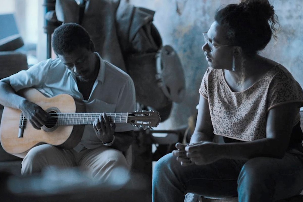 Lourenço (Seu Jorge) e Cassandra (Liniker) em Manhãs de Setembro