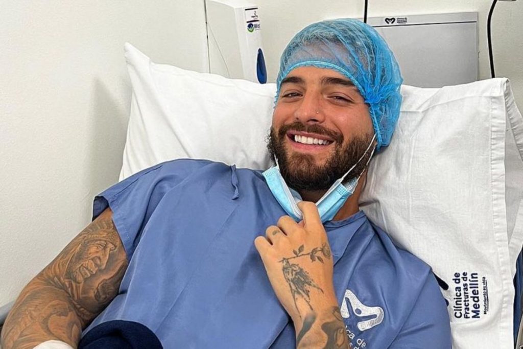 maluma com roupas de cirurgia prestes a entrar em centro operatório