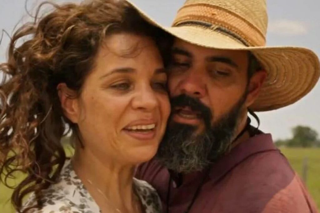 Maria Bruaca e Alcides abraçados