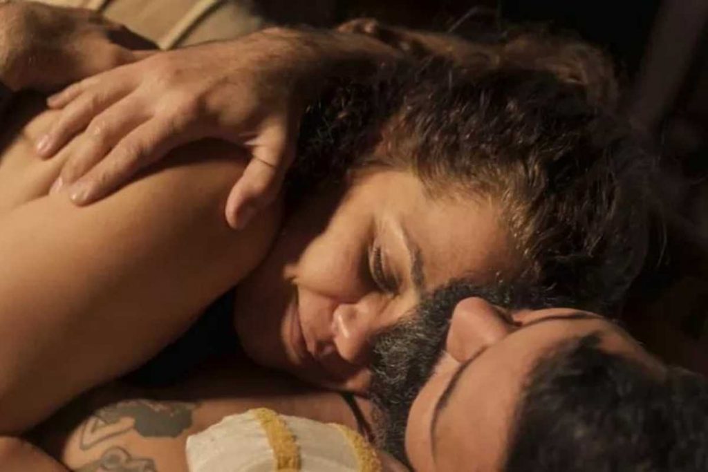 maria bruaca (isabel teixeira) deitada com alcides (Juliano cazarre) em pantanal