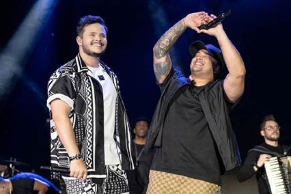 matheus e kauan se apresentando em show