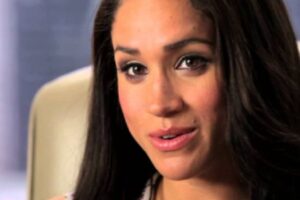 Meghan Markle, em retrato, sorridente