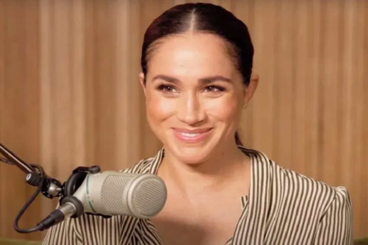 Meghan Markle gravando seu podcast