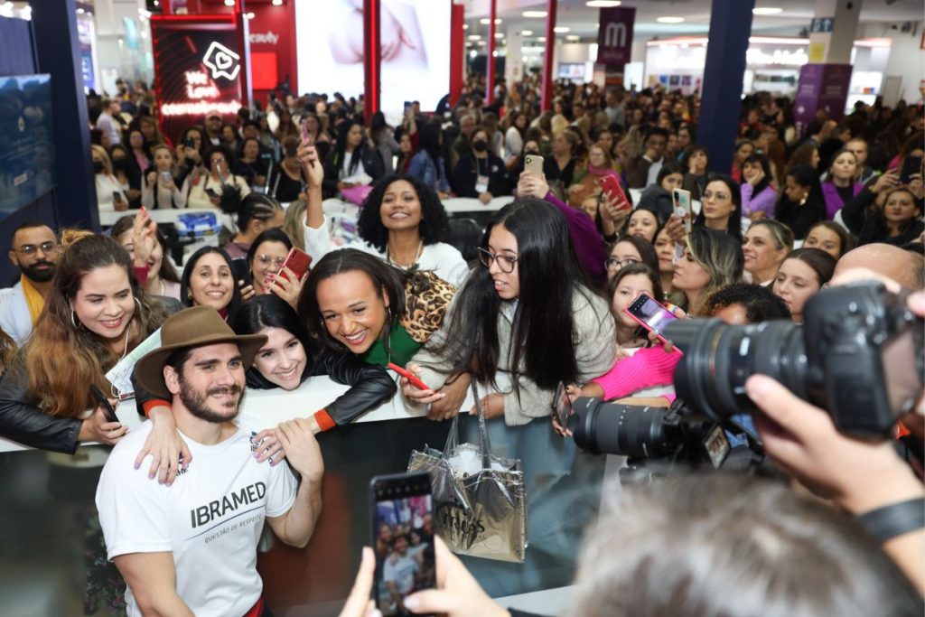 Gabeirl Sater e a multidão tentando toca-lo