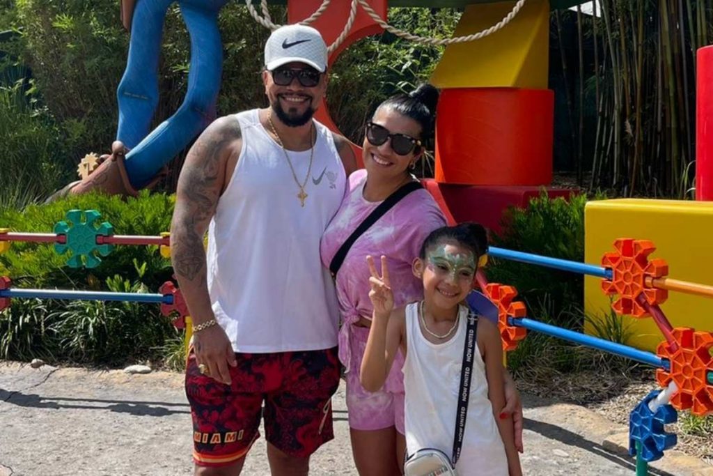 Naldo e família curtem dia de parque na Disney