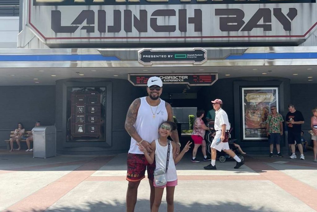 Naldo e sua filha, Victoria, posando para foto no Hollywood Studios, em Orlando