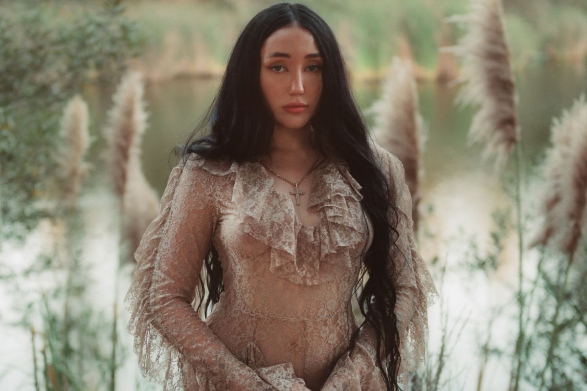 noah cyrus com look marrom na natureza na era the hardest part