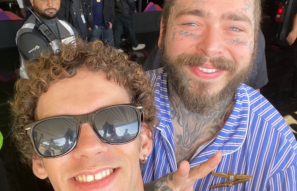 #RockinRio: Post Malone chega ao Brasil e atende fãs no aeroporto