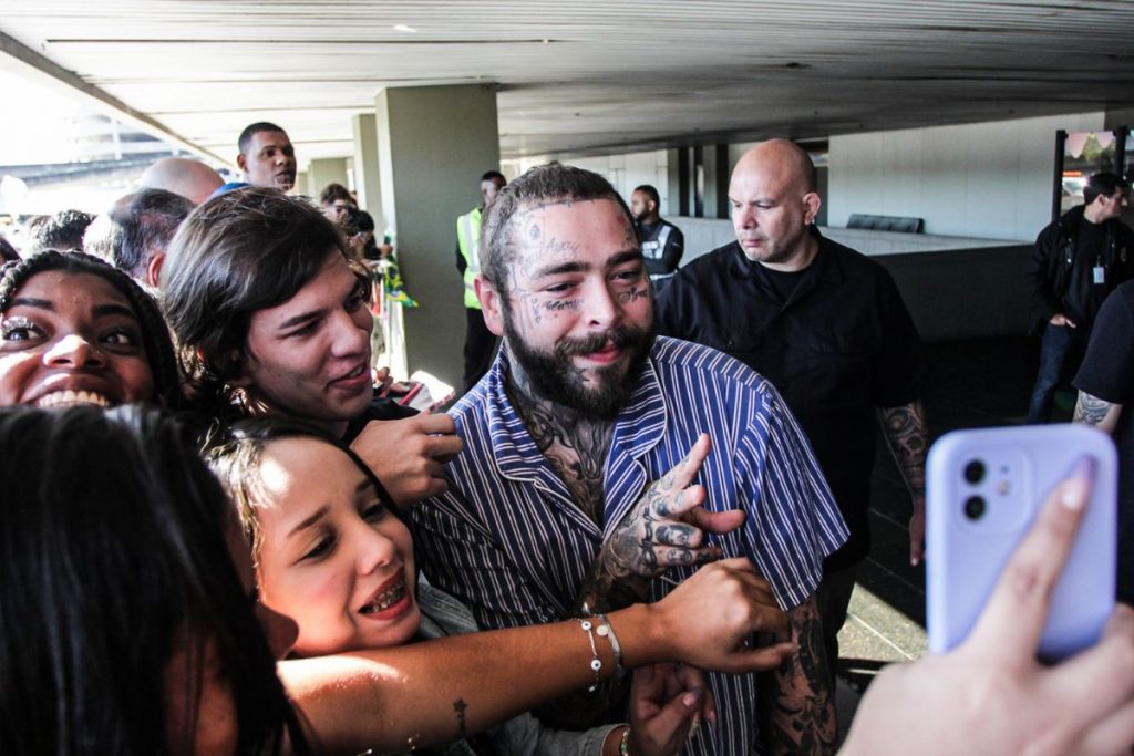 Post Malone atende fãs em aeroporto