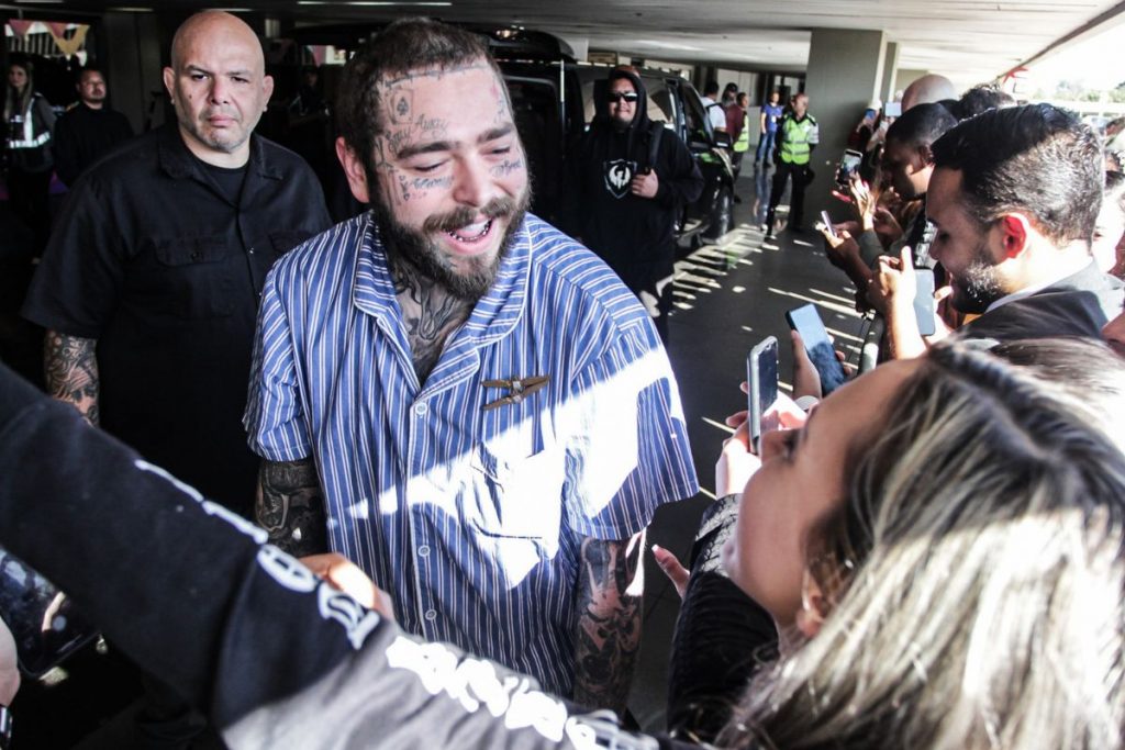 Post Malone atende fãs em aeroporto