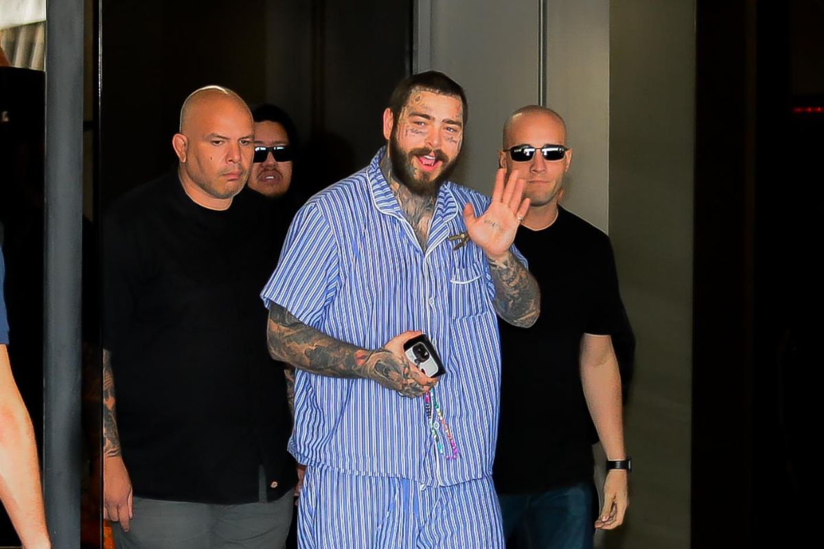 Post Malone esbanja simpatia em chegada