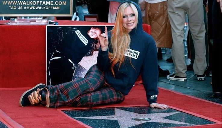 Avril Lavigne é homenageada com estrela na Calçada da Fama de Hollywood