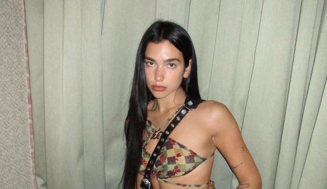 Dua Lipa aparece de maiô na beira da piscina e recebe elogiou dos fãs: 'Rainha!'