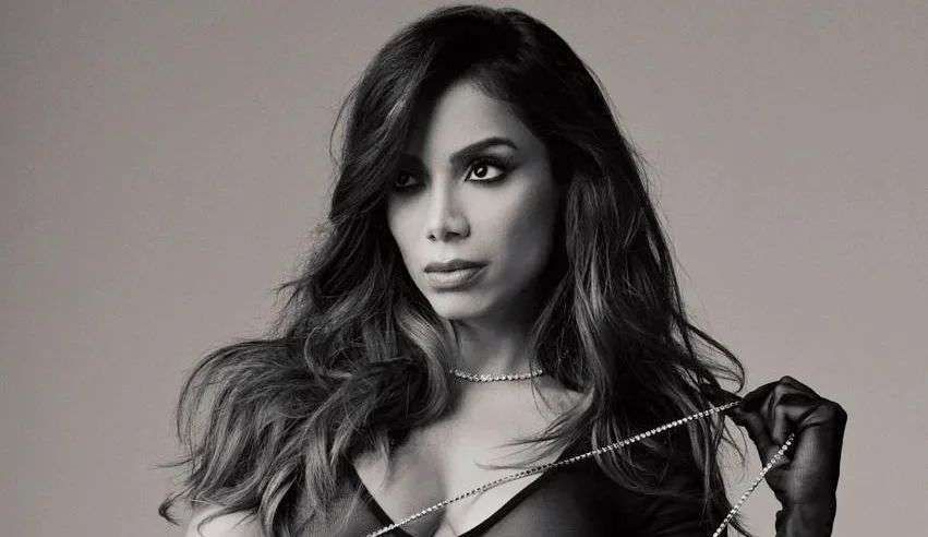 Anitta se diverte em show do cantor Léo Santana em Miami