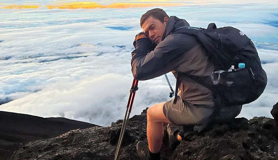 Whindersson Nunes posta fotos de escalada no Monte Fuji