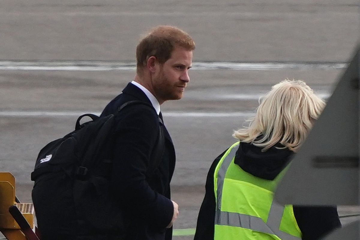 Príncipe Harry avistado em aeroporto