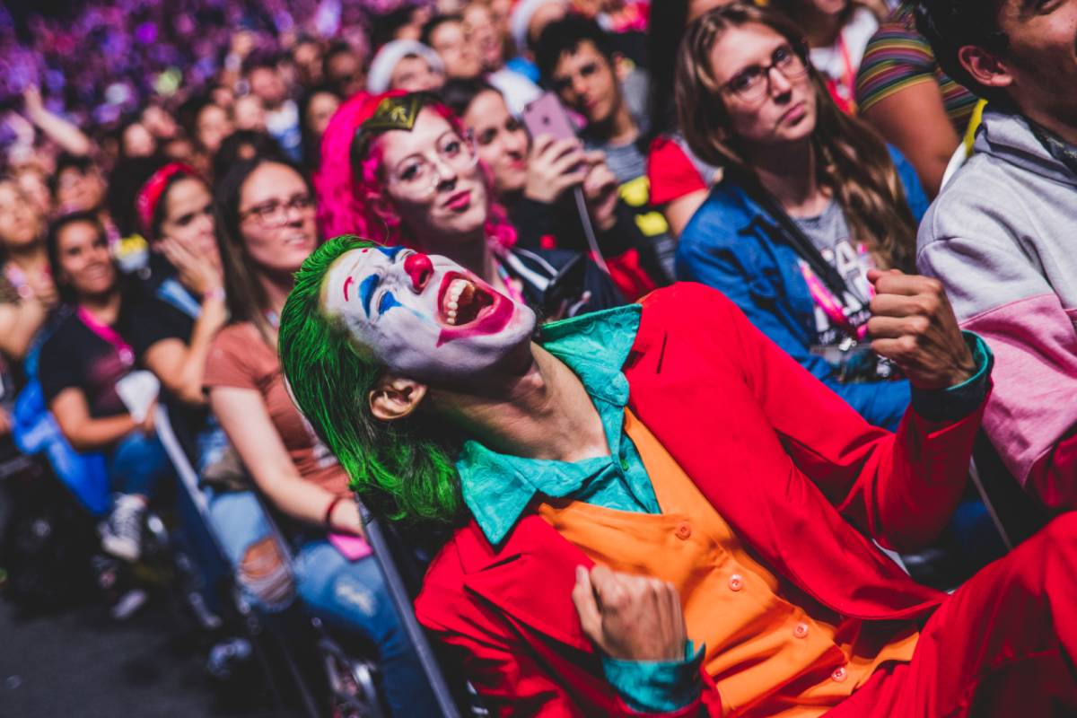 Público assistindo a painel do 4º dia da CCXP19