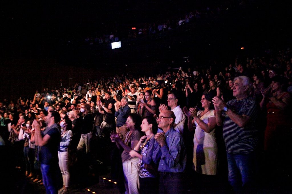 Púbico no teatro aplaudindo o musical sobre Alcione