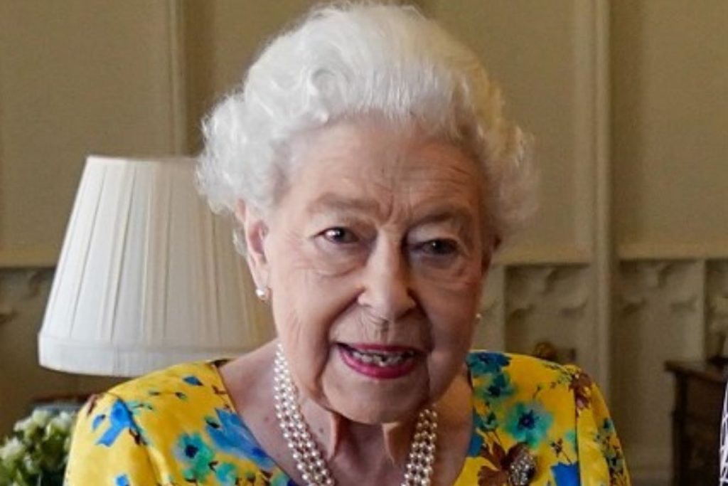 rainha elizabeth ii com novo corte de cabelo