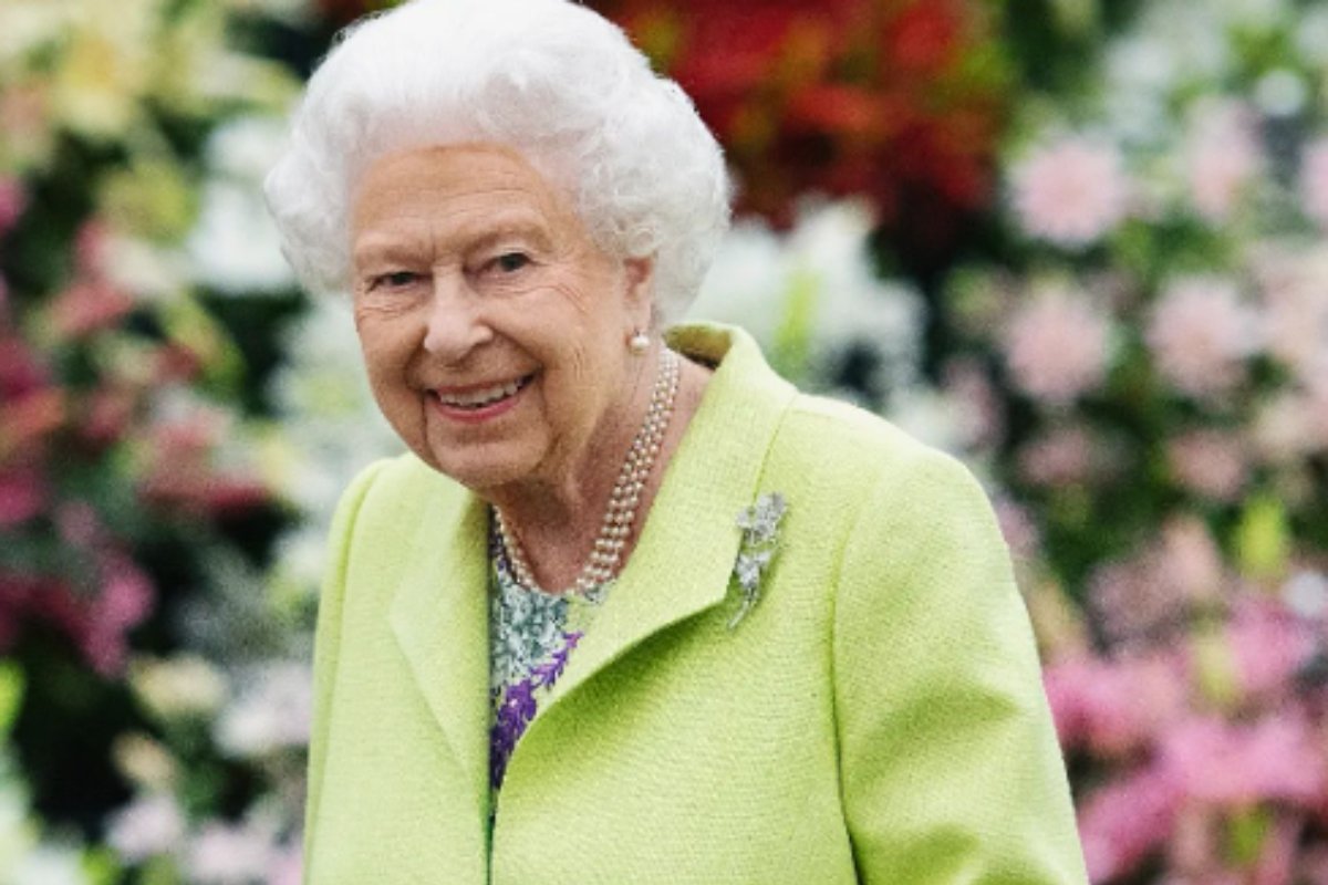 rainah elizabeth ii posando sorridente com roupa verde claro